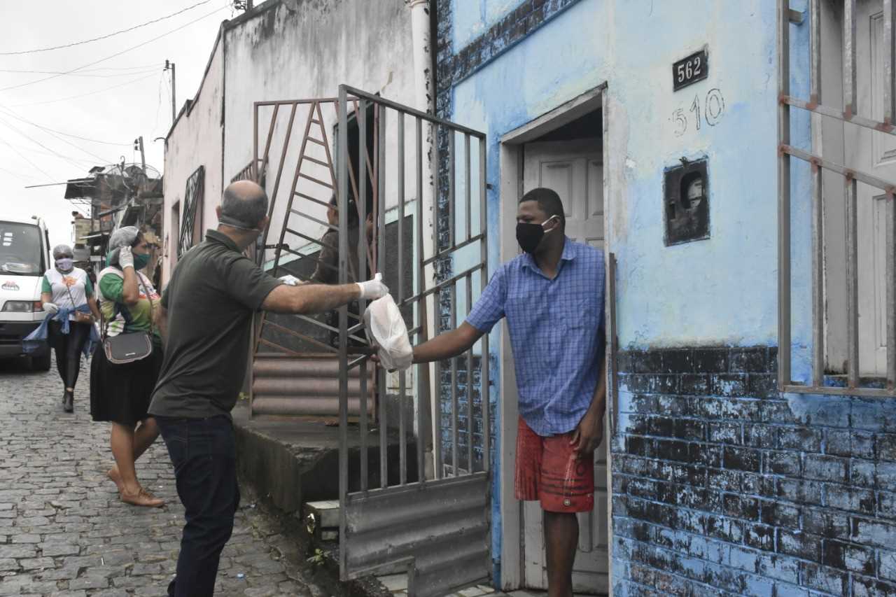 Camacã: Prefeitura distribui pão, leite e máscaras para famílias em São João do Panelinha